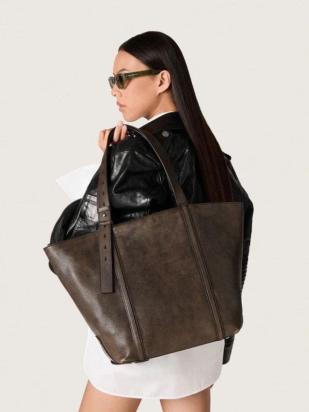 24/7-Tasche East-West-Look aus dunkelbraunem Leder im Used-Look