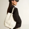 24/7-Tasche North South aus butterfarbenem Leder mit verstellbaren Griffen