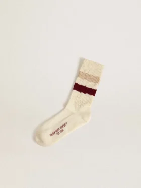 Abgenutzte weisse Socken mit Distressed-Details und beigen sowie burgunderroten Streifen