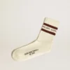 Abgenutzte weisse Socken mit Used-Look-Details und braunen Streifen