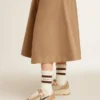 Abgenutzte weisse Socken mit Used-Look-Details und braunen Streifen