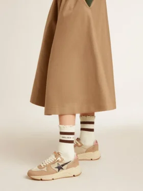 Abgenutzte weisse Socken mit Used-Look-Details und braunen Streifen