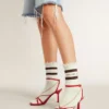 Abgenutzte weisse Socken mit Used-Look-Details und braunen Streifen