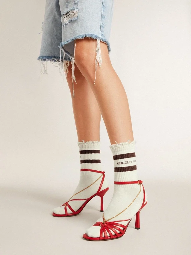 Abgenutzte weisse Socken mit Used-Look-Details und braunen Streifen
