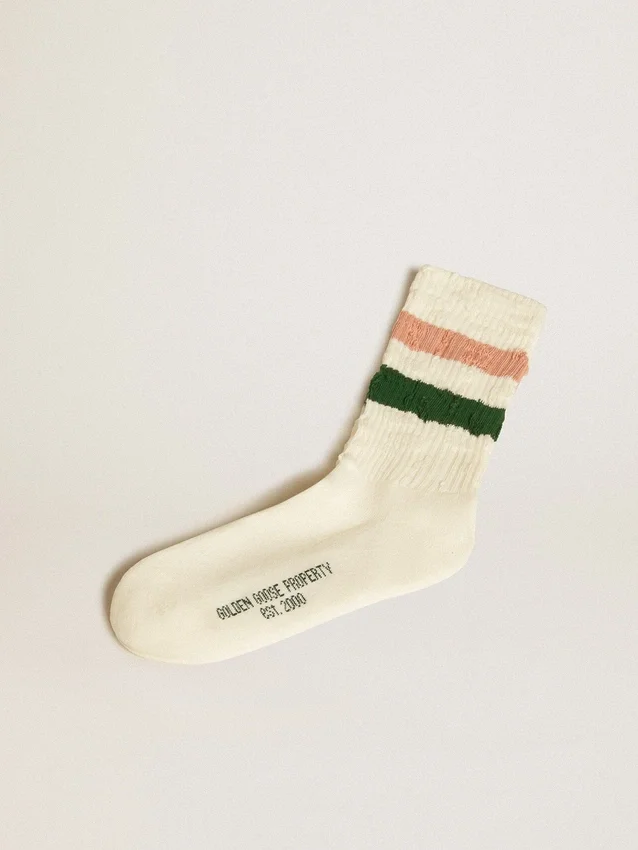 Abgenutzte weisse Socken mit Used-Look-Details und rosa-grünen Streifen