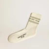 Abgetragene weisse Socken mit Used-Look-Details und salbeigrünen Streifen