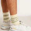 Abgetragene weisse Socken mit Used-Look-Details und salbeigrünen Streifen