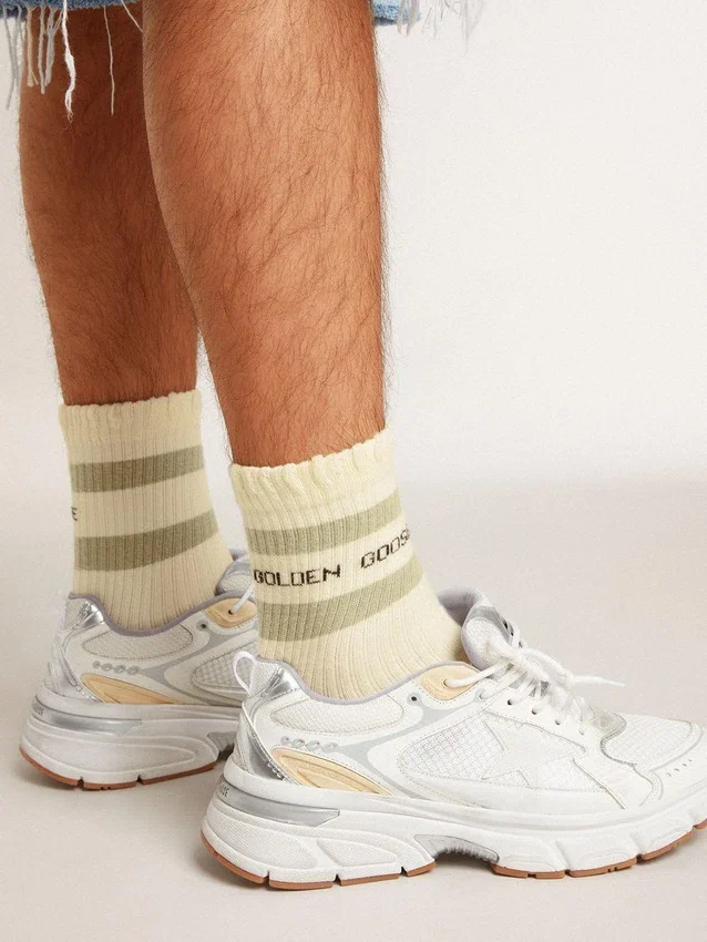 Abgetragene weisse Socken mit Used-Look-Details und salbeigrünen Streifen