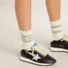 Abgetragene weisse Socken mit Used-Look-Details und salbeigrünen Streifen
