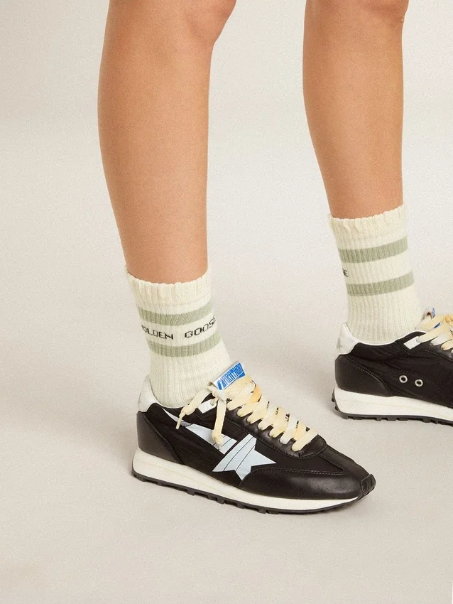 Abgetragene weisse Socken mit Used-Look-Details und salbeigrünen Streifen