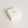 Anhänger in Form des Buchstabens B aus goldfarbenem Messing mit Kristallen