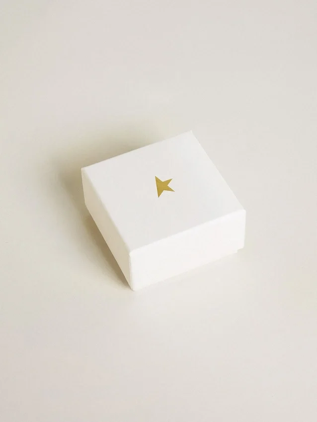 Anhänger in Form des Buchstabens E aus goldfarbenem Messing mit Kristallen