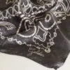 Anthrazitgrauer Schal mit Paisley-Print