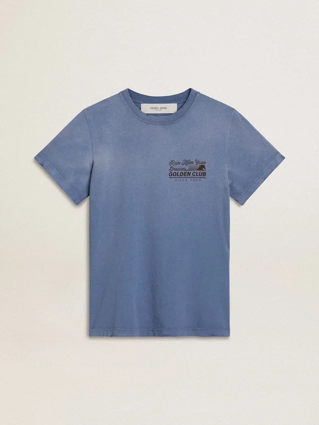 Ausgebleichtes hellblaues Damen-Hemd mit Aufdruck auf der Brust