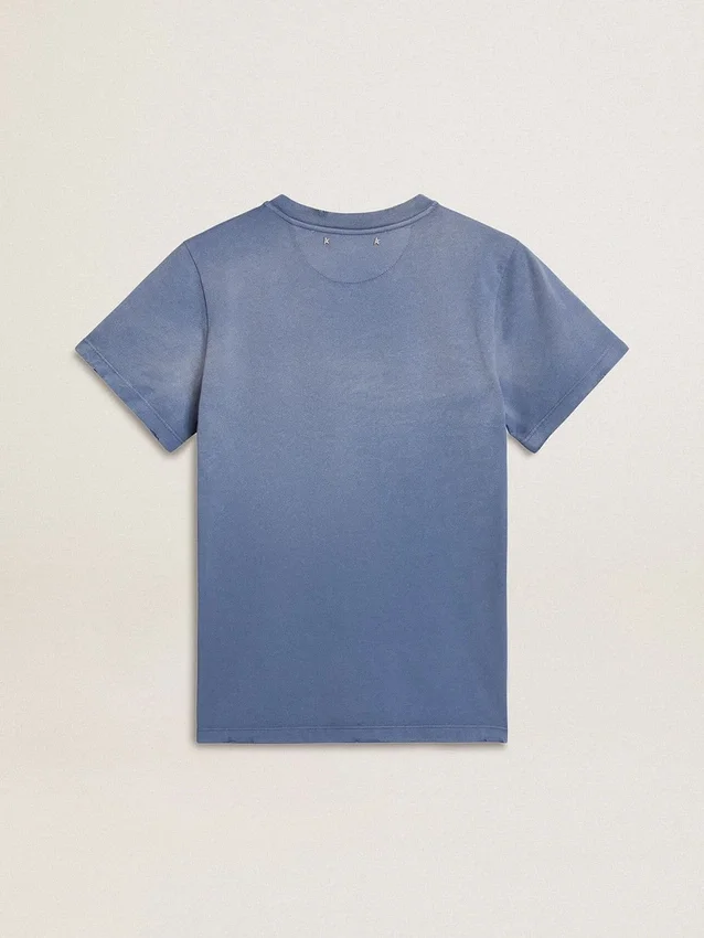 Ausgebleichtes hellblaues Damen-Hemd mit Aufdruck auf der Brust