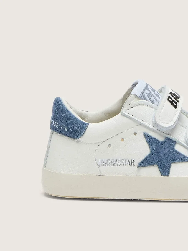 Baby Old School aus weissem Leder mit einem Stern aus denimblauem Wildleder