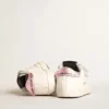 Baby-School-Set aus weissem Nappaleder mit rosa Lederlasche an der Ferse