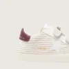 Baby-Schuhe aus Samt mit weissem Stern aus Wildleder und burgunderroter Lederlasche am Fersenbereich