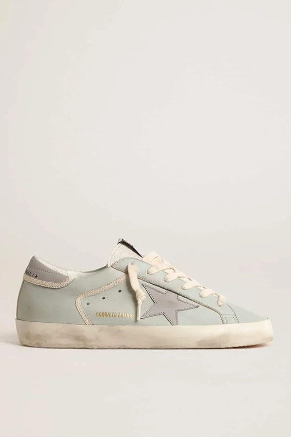 Babyblauer Super-Star für Damen aus Nappa mit grauem Lederstern und Fersenlasche