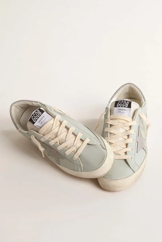 Babyblauer Super-Star für Damen aus Nappa mit grauem Lederstern und Fersenlasche