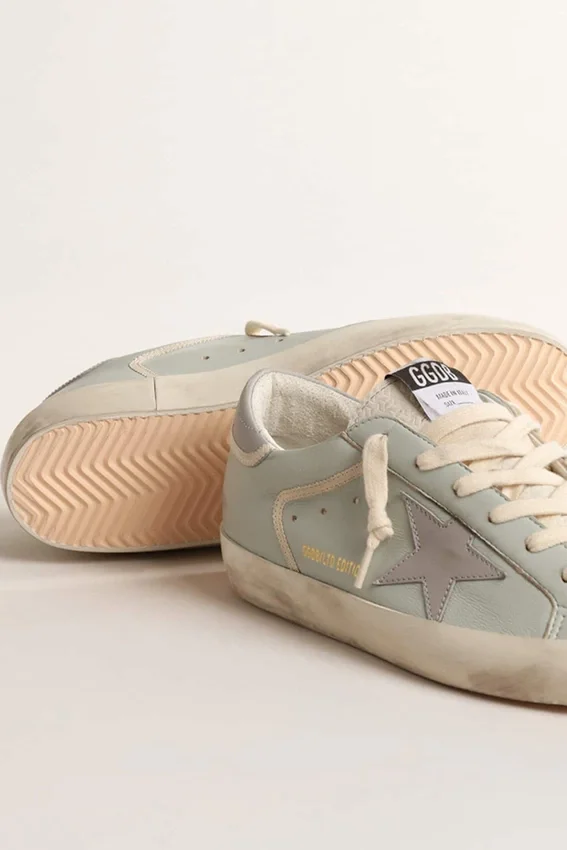 Babyblauer Super-Star für Damen aus Nappa mit grauem Lederstern und Fersenlasche