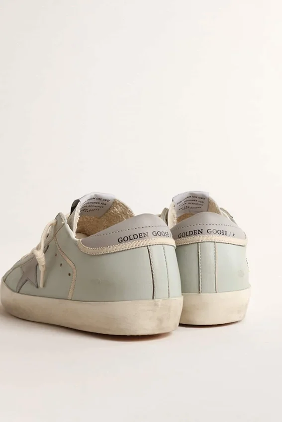 Babyblauer Super-Star für Damen aus Nappa mit grauem Lederstern und Fersenlasche