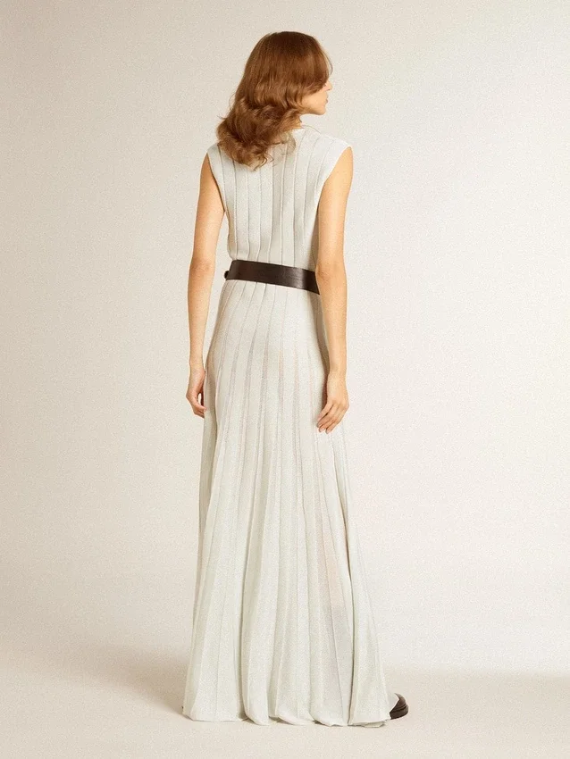 Babyblaues Damenkleid mit vertikalem Streifenmuster