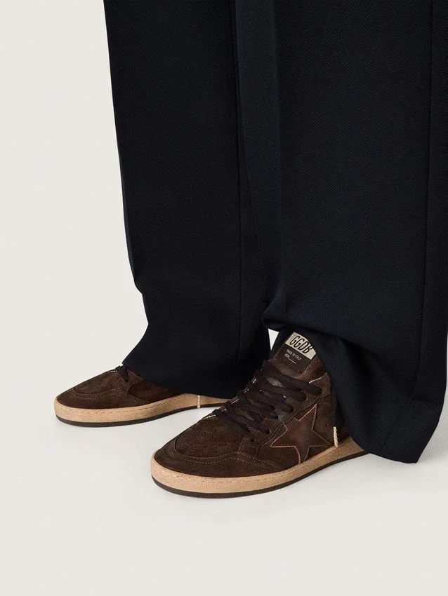 Ball Star für Damen aus braunem Wildleder mit braunem Lederstern und Fersenlasche