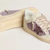 Ball Star für Damen aus lila Wildleder mit burgunderrotem Lederstern und lila Wildleder-Fersenlasche