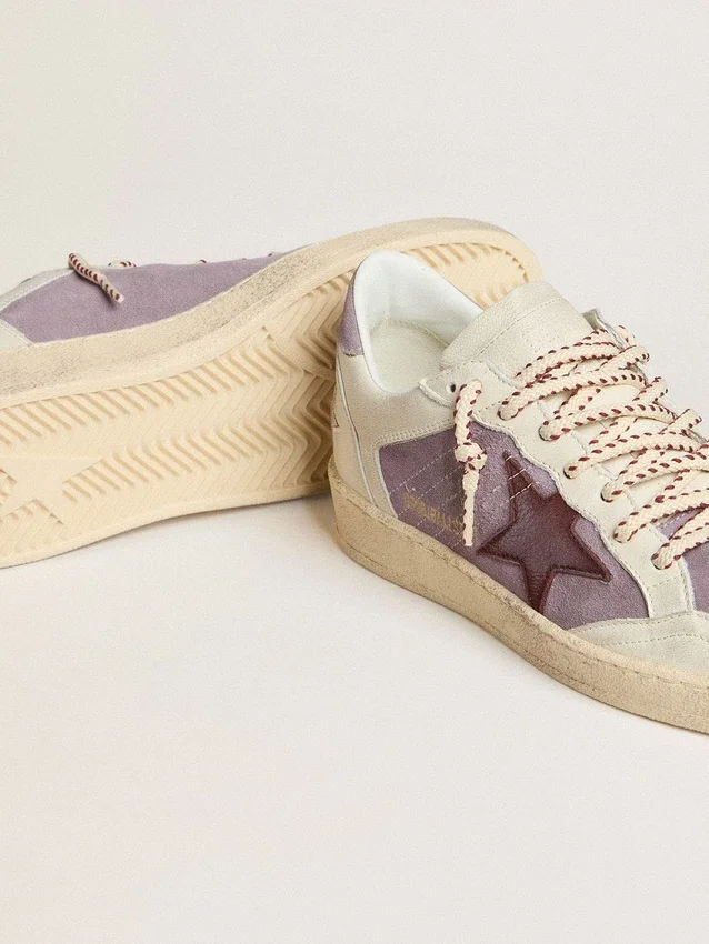 Ball Star für Damen aus lila Wildleder mit burgunderrotem Lederstern und lila Wildleder-Fersenlasche