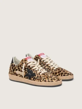 Ball Star für Damen aus Ponyfell mit Leopardenmuster, schwarzem Lederstern und Fersenlasche