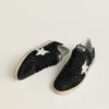 Ball Star für Damen aus schwarzem Wildleder mit Nieten und weissem Lederstern