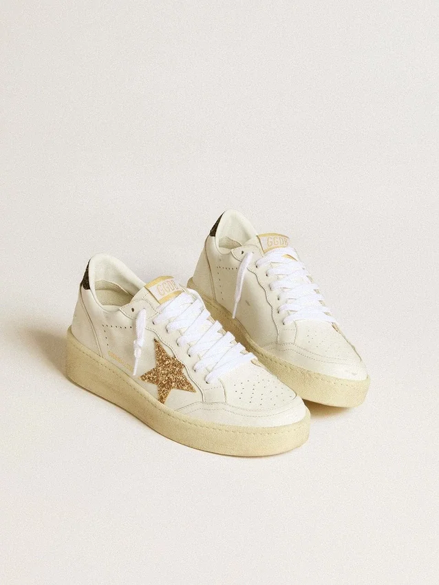 Ball Star für Damen aus weissem Leder mit goldenem Glitzerstern und schwarzer Glitzer-Fersenlasche