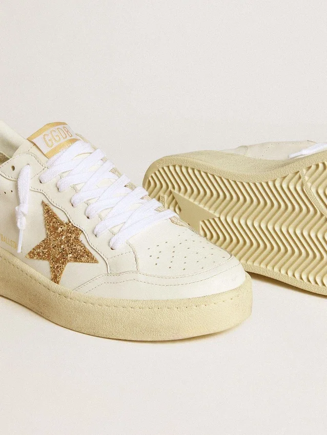 Ball Star für Damen aus weissem Leder mit goldenem Glitzerstern und schwarzer Glitzer-Fersenlasche