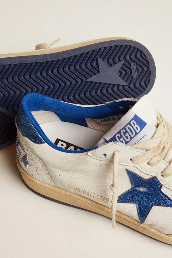 Ball Star für Damen aus weissem Nappa mit hellblauem Stern aus Metallic-Leder und Fersenlasche
