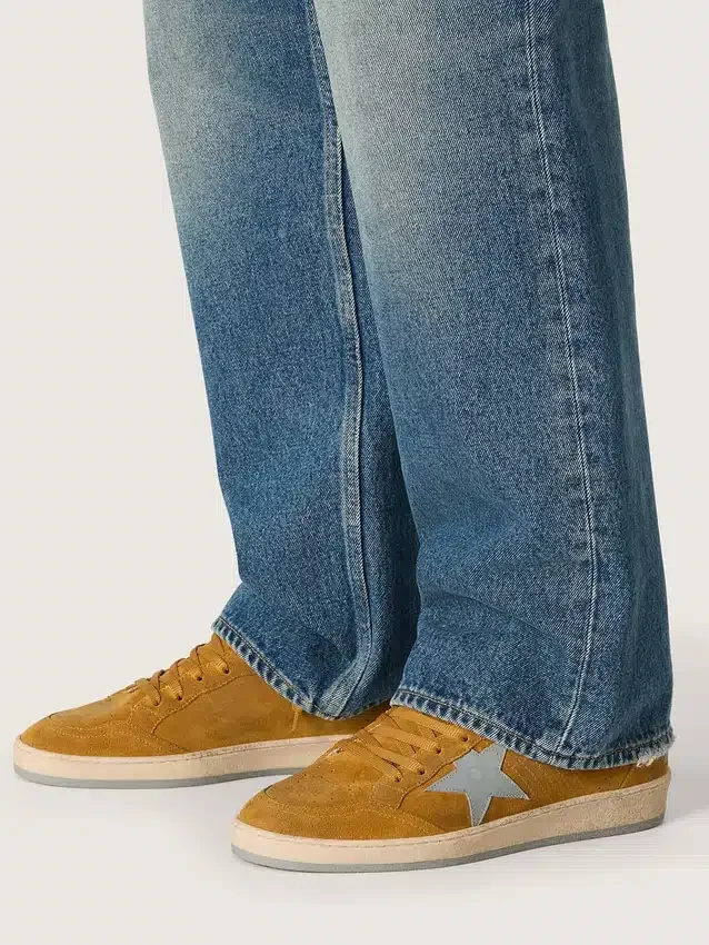 Ball Star für Herren aus ockerfarbenem Wildleder mit Lederstern und hellblauer Fersenlasche aus Wildleder