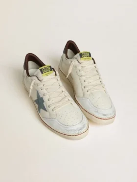 Ball Star für Herren aus weissem Leder mit hellblauem Stern aus Wildleder und brauner Fersenlasche aus Nubukleder