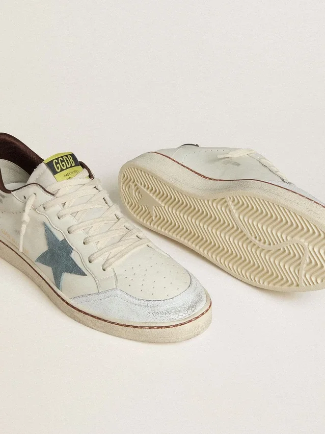 Ball Star für Herren aus weissem Leder mit hellblauem Stern aus Wildleder und brauner Fersenlasche aus Nubukleder