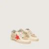 Ball Star Junior aus beigem Wildleder mit rotem Stern und hellblauer Fersenlasche