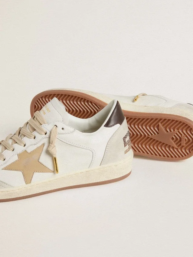 Ball Star LTD für Damen mit beigem Stern und schwarzer Fersenlasche