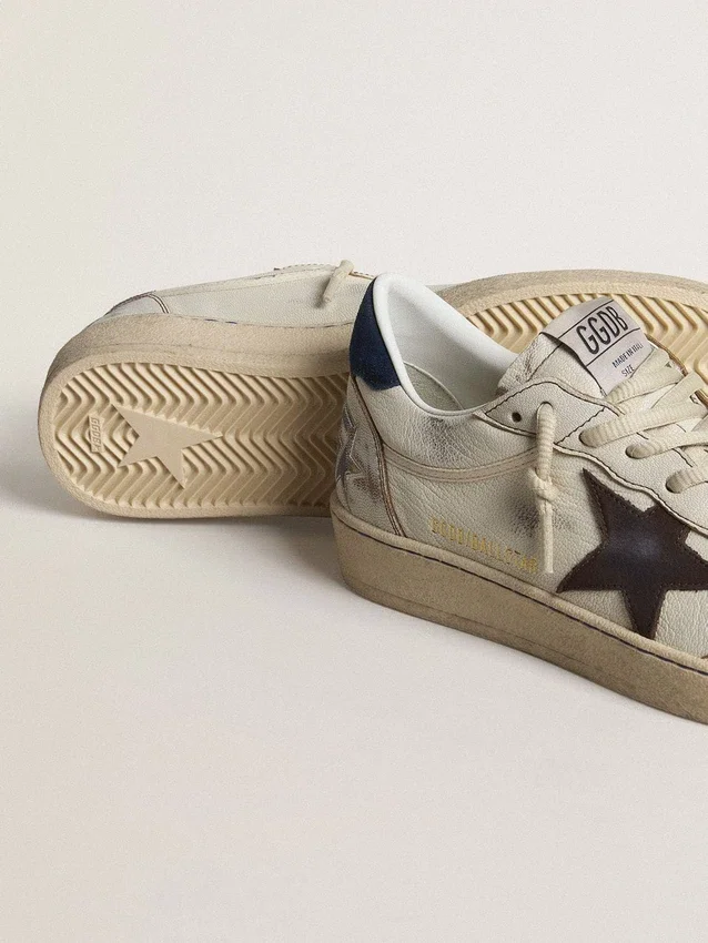 Ball Star mit schwarzem Stern und blauer Fersenlasche aus Wildleder