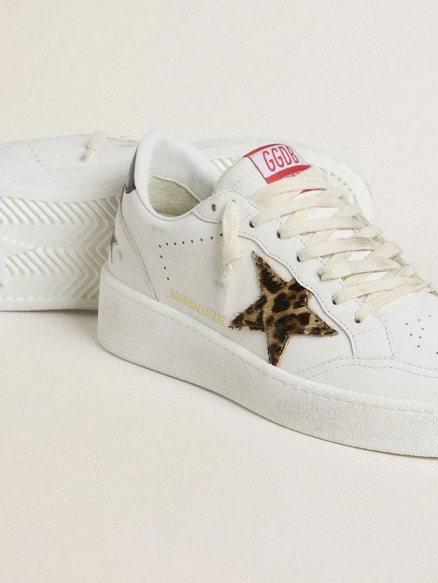 Ball Star mit Stern aus Leoparden-Ponyfell und Fersenlasche aus schwarzem laminiertem Leder