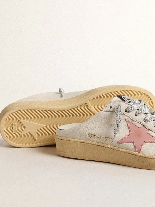 Ball Star Sabots aus weissem Nappa mit einem altrosa Lederstern