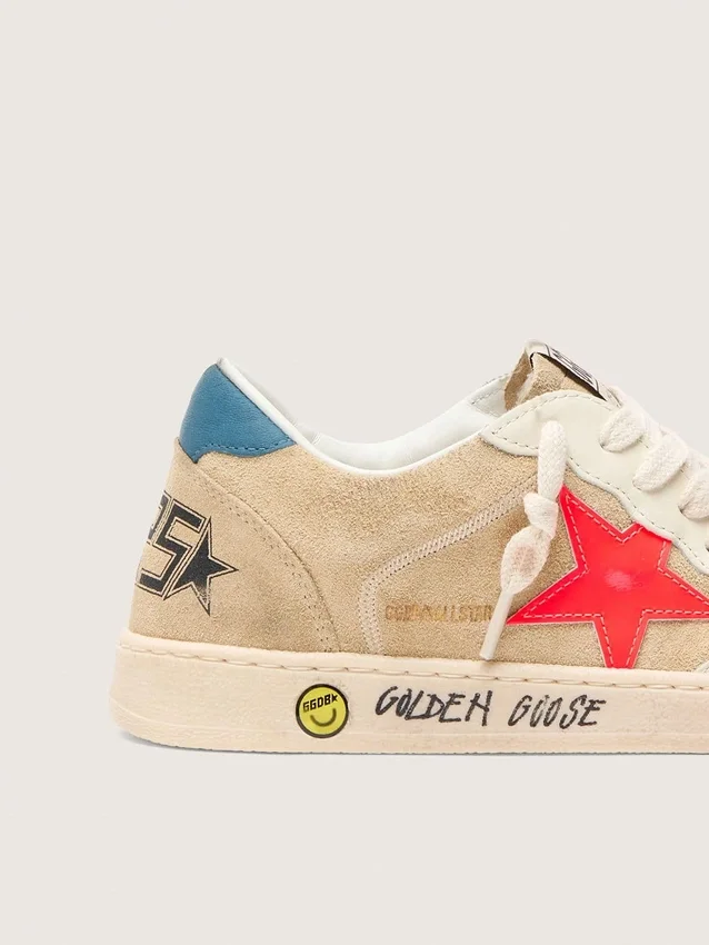 Ball Star Young aus beigem Wildleder mit rotem Stern und hellblauer Fersenlasche