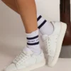 Baumwollsocken mit Used-Look, blauen Streifen und Logo