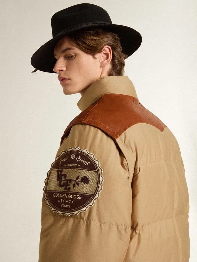 Beige Bomberjacke mit Leder- und Aufnähdetails