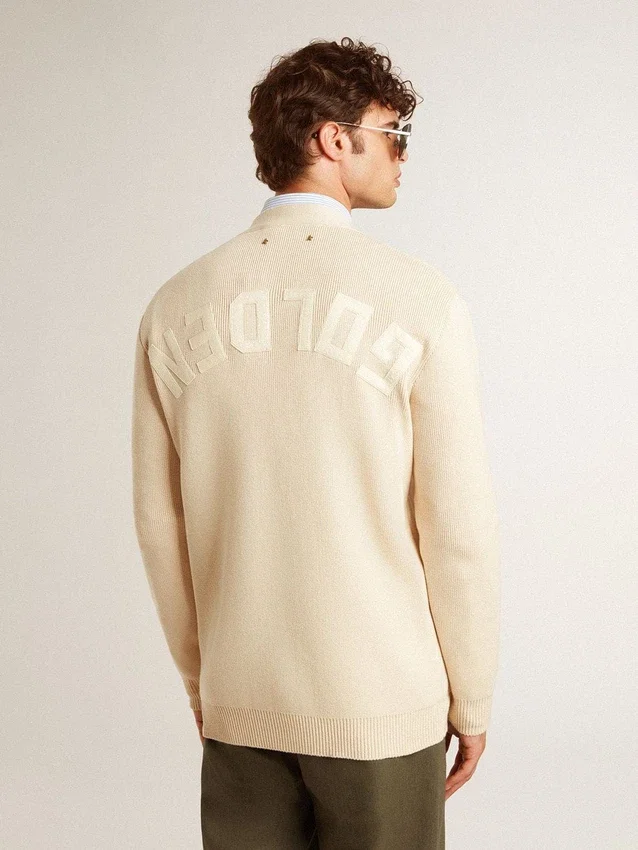 Beige Herren-Strickjacke mit «Golden»-Schriftzug auf der Rückseite