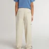 Beigefarbene Chino-Hose für Kinder mit bunten Farbtupfern