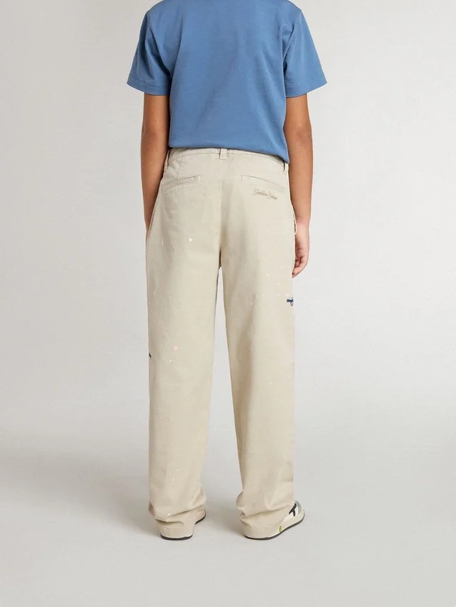 Beigefarbene Chino-Hose für Kinder mit bunten Farbtupfern