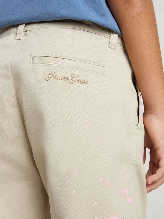 Beigefarbene Chino-Hose für Kinder mit bunten Farbtupfern